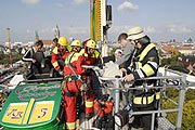 Rettung aus dem Olympia-Looping am 27.09.2008 (Foto: Berufsfeuerwehr München)